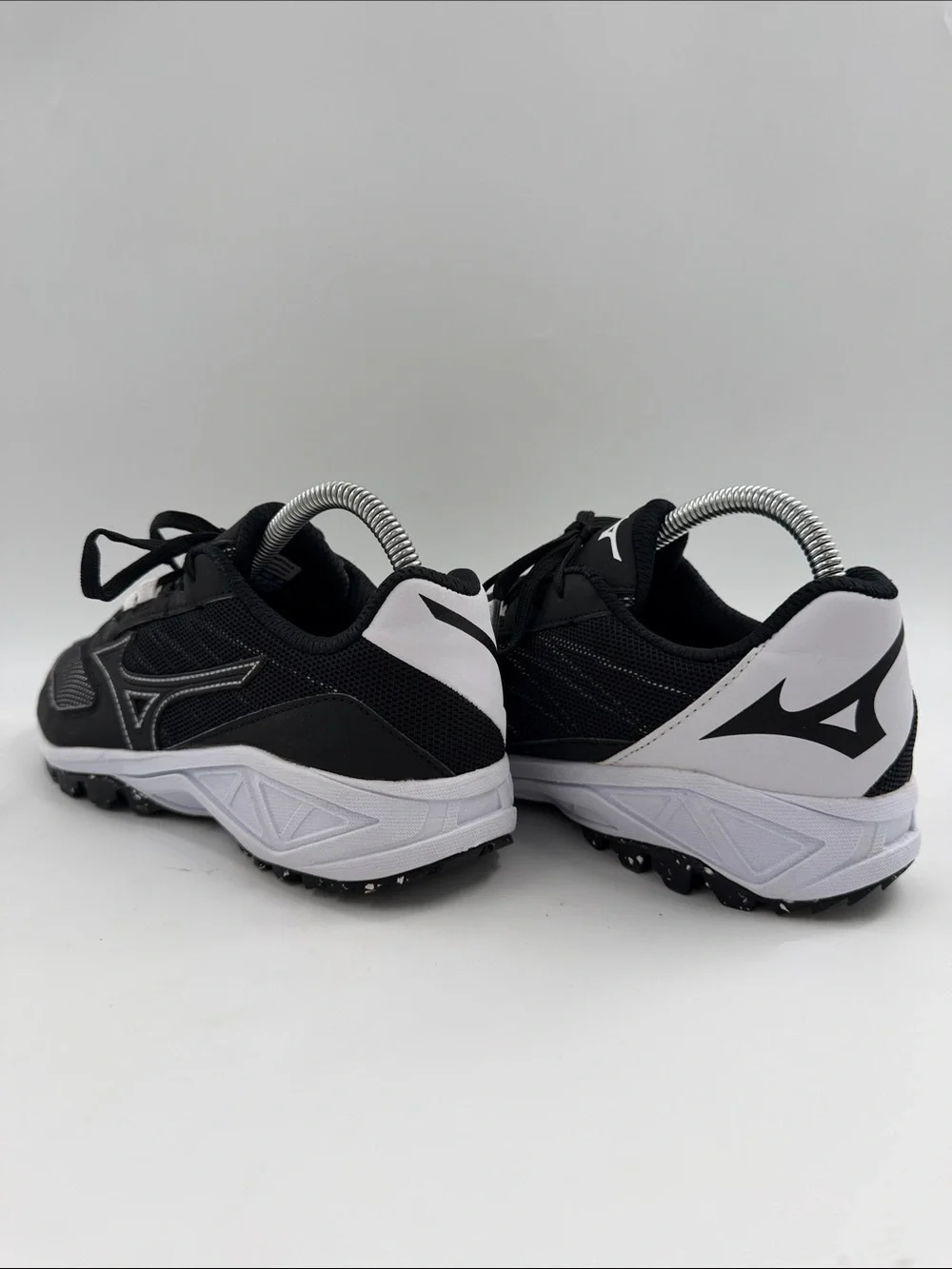 Mizuno Women's Dominant All Surface Low Turf Athletic Shoe Size 8.0